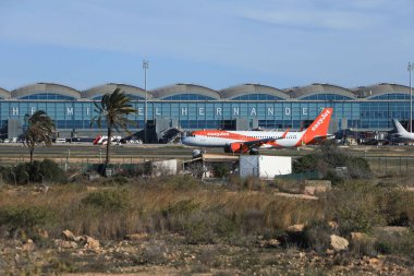 El Altet, Elche, Alicante, İspanya... 28 Ocak 2025: güneşli bir günde Alicante-Elche Miguel Hernanez havaalanı