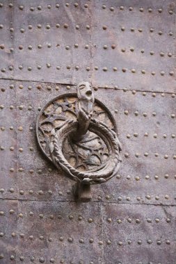 Valencia, İspanya 'daki eski metal kapı tokmağı.
