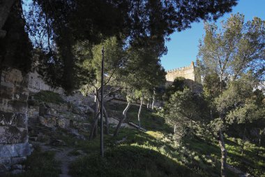 Arkeolojik kalıntılar Sagunto Şatosu 'nun yamacında güneşli bir kış gününde dağın tepesinde.