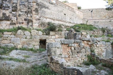 Arkeolojik kalıntılar Sagunto Şatosu 'nun yamacında güneşli bir kış gününde dağın tepesinde.