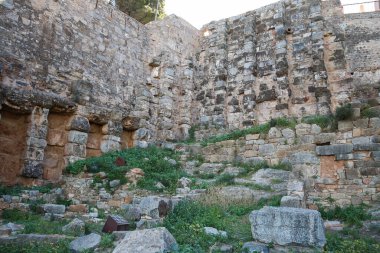 Arkeolojik kalıntılar Sagunto Şatosu 'nun yamacında güneşli bir kış gününde dağın tepesinde.