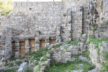 Arkeolojik kalıntılar Sagunto Şatosu 'nun yamacında güneşli bir kış gününde dağın tepesinde.