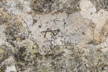 Dağın tepesine Sagunto Kalesi 'nin yamacına kazınmış Yahudi yazıtları.