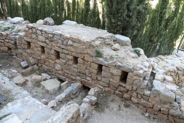 Arkeolojik kalıntılar Sagunto Şatosu 'nun yamacında güneşli bir kış gününde dağın tepesinde.
