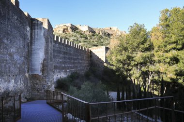 Güneşli bir kış gününde dağın tepesindeki Sagunto Şatosu