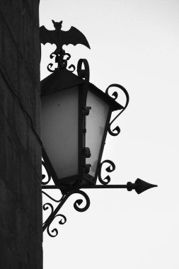 Sagunto 'nun eski şehri Valencia, İspanya' da demir sokak lambası döşedi.