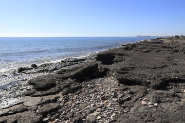 Puerto de Sagunto, Valencia, İspanya 'da güneşli bir günde Grau Vell plajı.