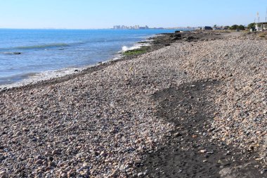Puerto de Sagunto, Valencia, İspanya 'da güneşli bir günde Grau Vell plajı.