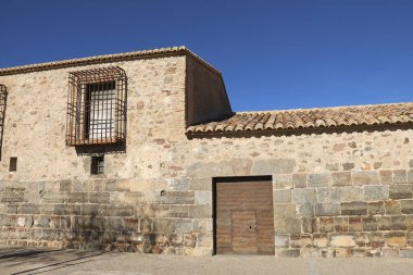 Puerto de Sagunto, Valencia, İspanya 'da güneşli bir günde Grau Vell Kalesi