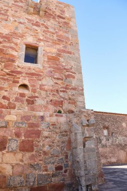 Puerto de Sagunto, Valencia, İspanya 'da güneşli bir günde Grau Vell Kalesi