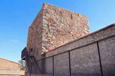 Puerto de Sagunto, Valencia, İspanya 'da güneşli bir günde Grau Vell Kalesi