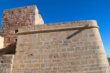 Puerto de Sagunto, Valencia, İspanya 'da güneşli bir günde Grau Vell Kalesi
