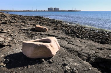 Puerto de Sagunto, Valencia, İspanya 'da güneşli bir günde Grau Vell plajı.