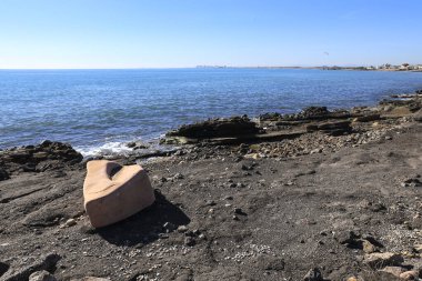 Puerto de Sagunto, Valencia, İspanya 'da güneşli bir günde Grau Vell plajı.