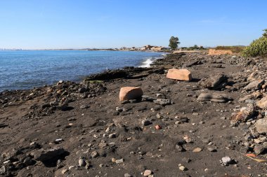 Puerto de Sagunto, Valencia, İspanya 'da güneşli bir günde Grau Vell plajı.