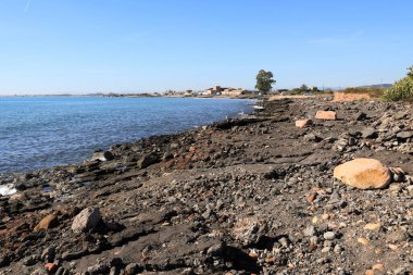 Puerto de Sagunto, Valencia, İspanya 'da güneşli bir günde Grau Vell plajı.