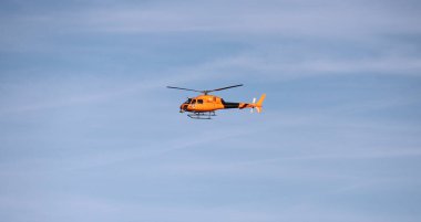 Valencia, İspanya - 8 Şubat 2025 İspanya 'da güneşli bir günde gözetim helikopteri