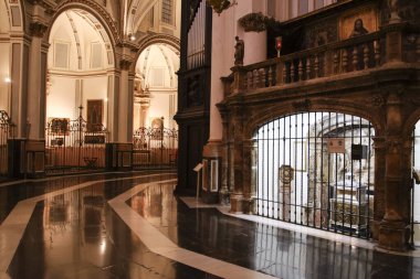 Valencia, İspanya-23 Şubat 2025: Valencia Katedrali 'nin mimari detayları