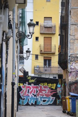 Valencia, İspanya... 26 Aralık 2024 Valencia şehrinin El Carmen semtinde eski cepheleriyle birlikte Narrow Caddesi.