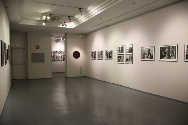 Valencia, İspanya - 23 Şubat 2025: Fotoğraf sergisi Juan Manuel Diaz Burgos tarafından Fundacion Mediterraneo binasında
