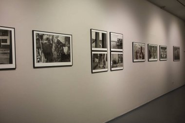 Valencia, İspanya - 23 Şubat 2025: Fotoğraf sergisi Juan Manuel Diaz Burgos tarafından Fundacion Mediterraneo binasında