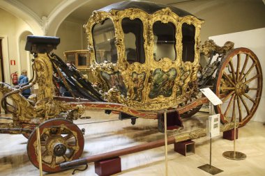 Valencia, İspanya... 25 Şubat 2025 Valencia 'daki Dos Aguas Markisi Sarayı' nda eski arabalar sergilendi.