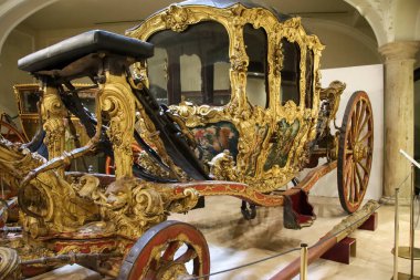 Valencia, İspanya... 25 Şubat 2025 Valencia 'daki Dos Aguas Markisi Sarayı' nda eski arabalar sergilendi.