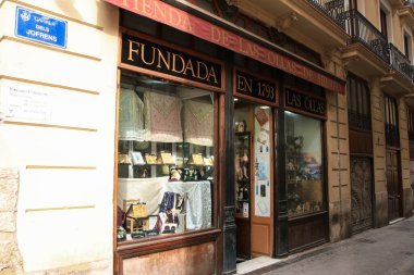 Valencia, İspanya - 25 Şubat 2025 Valencia 'da geleneksel Fallera süs ve elbise mağazası