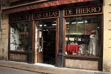 Valencia, İspanya - 25 Şubat 2025 Valencia 'da geleneksel Fallera süs ve elbise mağazası