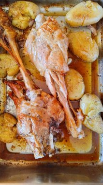 Lezzetli kızarmış kuzu bacağı ve patates