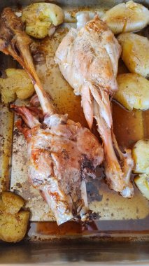 Lezzetli kızarmış kuzu bacağı ve patates