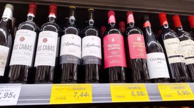 Alicante, İspanya - 15 Mart 2025: Bir süpermarket rafında satılık kırmızı şarap şişeleri