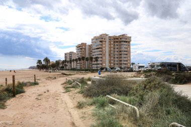 Urbanova, Alicante, İspanya... 15 Mart 2025: Urbanova kasabasında güzel bir sabah, Alicante, güney İspanya