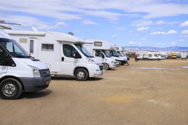 Urbanova, Alicante, İspanya - 15 Mart 2025: Güney İspanya 'da Urbanova sahilinde park halindeki karavanlar
