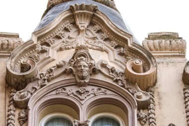 Albacete, Castilla la la Mancha, İspanya - 21 Mart 2025: The Gran Hotel binasının mimari detayları, modernist tarzda, Albacete şehrinin merkezinde