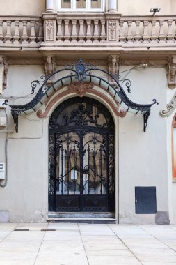 Albacete, Castilla la la Mancha, İspanya - 21 Mart 2025: The Gran Hotel binasının mimari detayları, modernist tarzda, Albacete şehrinin merkezinde