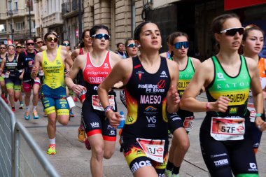 Albacete, İspanya - 22 Mart 2025: Albacete, İspanya 'daki Duathlon yarışına katılan kadın sporcular