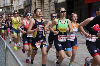 Albacete, İspanya - 22 Mart 2025: Albacete, İspanya 'daki Duathlon yarışına katılan kadın sporcular