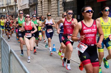 Albacete, İspanya - 22 Mart 2025: Albacete, İspanya 'daki Duathlon yarışına katılan kadın sporcular