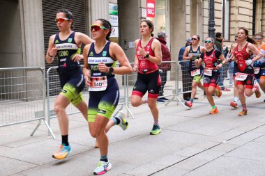 Albacete, İspanya - 22 Mart 2025: Albacete, İspanya 'daki Duathlon yarışına katılan kadın sporcular
