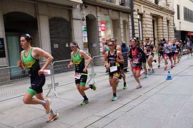 Albacete, İspanya - 22 Mart 2025: Albacete, İspanya 'daki Duathlon yarışına katılan kadın sporcular