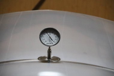 Chinchilla de Montearagon, Albacete, Castilla la la Mancha, İspanya - 25 Mart 2025: Los Aljibes 'deki Paslanmaz çelik şarap tanklarının sıcaklık kontrolörü