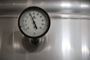 Chinchilla de Montearagon, Albacete, Castilla la la Mancha, İspanya - 25 Mart 2025: Los Aljibes 'deki Paslanmaz çelik şarap tanklarının sıcaklık kontrolörü
