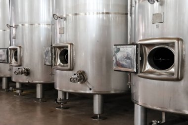 Chinchilla de Montearagon, Albacete, Castilla la la Mancha, İspanya... 25 Mart 2025: Los Aljibes Mahzeninde paslanmaz çelik şarap tankları