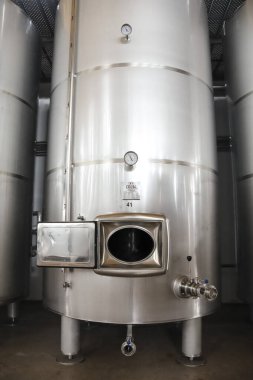 Chinchilla de Montearagon, Albacete, Castilla la la Mancha, İspanya... 25 Mart 2025: Los Aljibes Mahzeninde paslanmaz çelik şarap tankları