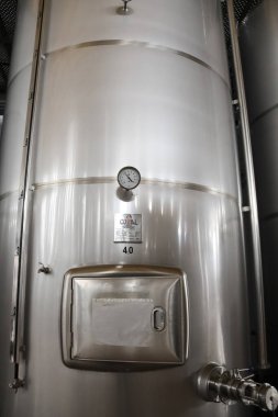 Chinchilla de Montearagon, Albacete, Castilla la la Mancha, İspanya... 25 Mart 2025: Los Aljibes Mahzeninde paslanmaz çelik şarap tankları