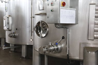 Chinchilla de Montearagon, Albacete, Castilla la la Mancha, İspanya... 25 Mart 2025: Los Aljibes Mahzeninde paslanmaz çelik şarap tankları