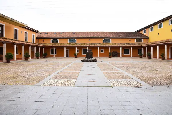 Chinchilla de Montearagon, Albacete, Castilla La Mancha, İspanya... 23 Mart 2025: Mahzen Finca los Aljibes, üzüm bağlarıyla çevrili rahat bir kır evi.