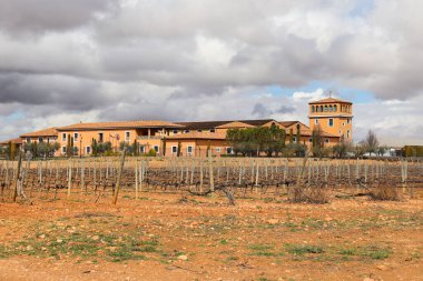 Chinchilla de Montearagon, Albacete, Castilla La Mancha, İspanya... 23 Mart 2025: Mahzen Finca los Aljibes, üzüm bağlarıyla çevrili rahat bir kır evi.