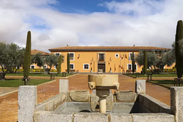 Chinchilla de Montearagon, Albacete, Castilla La Mancha, İspanya... 23 Mart 2025: Mahzen Finca los Aljibes, üzüm bağlarıyla çevrili rahat bir kır evi.